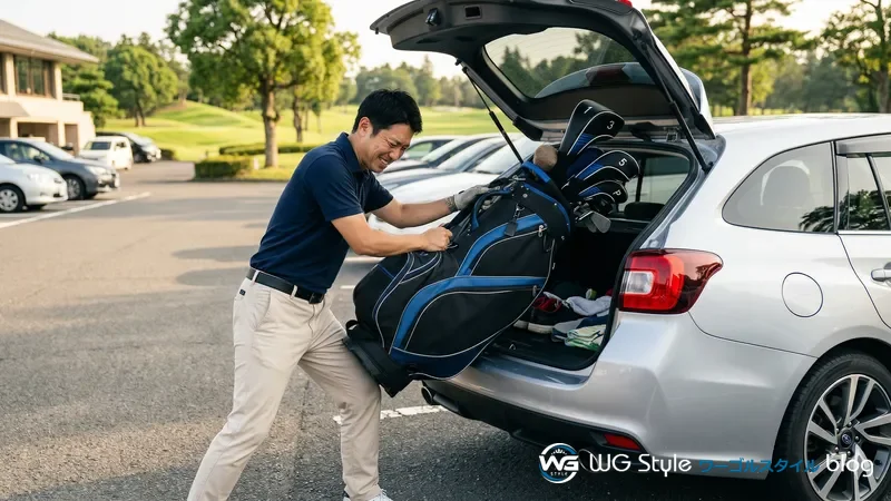 大きすぎるキャディバッグを車のトランクに入れようとして苦戦する30代男性