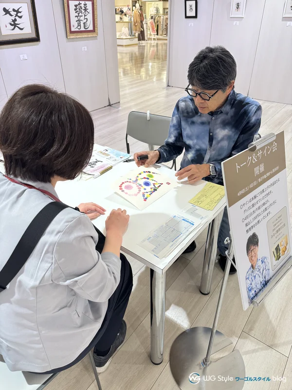 来場者にサインを書く原田伸郎さんのトーク＆サイン会