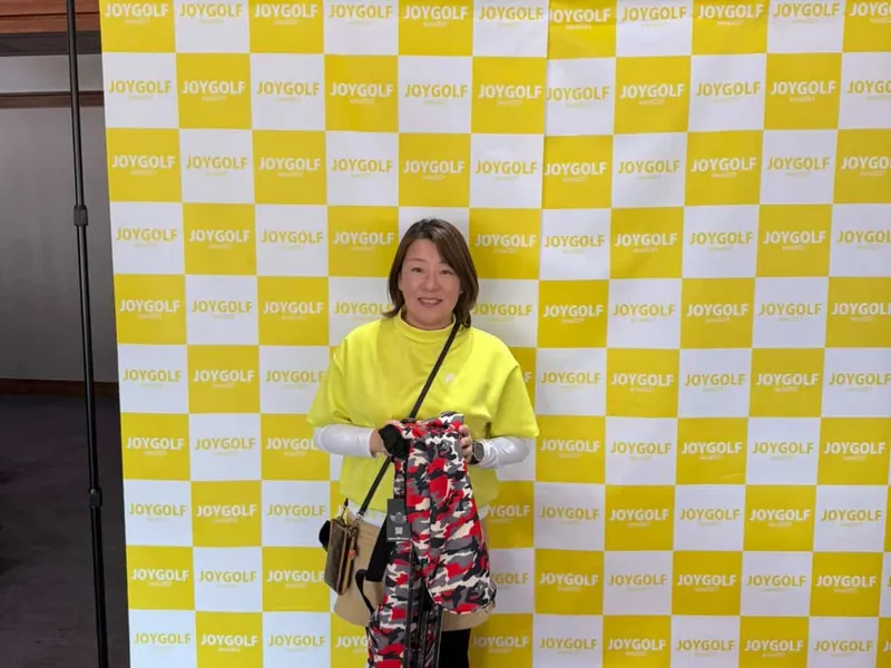 ワールドゴルフ協賛のクラブケースを手にする参加者