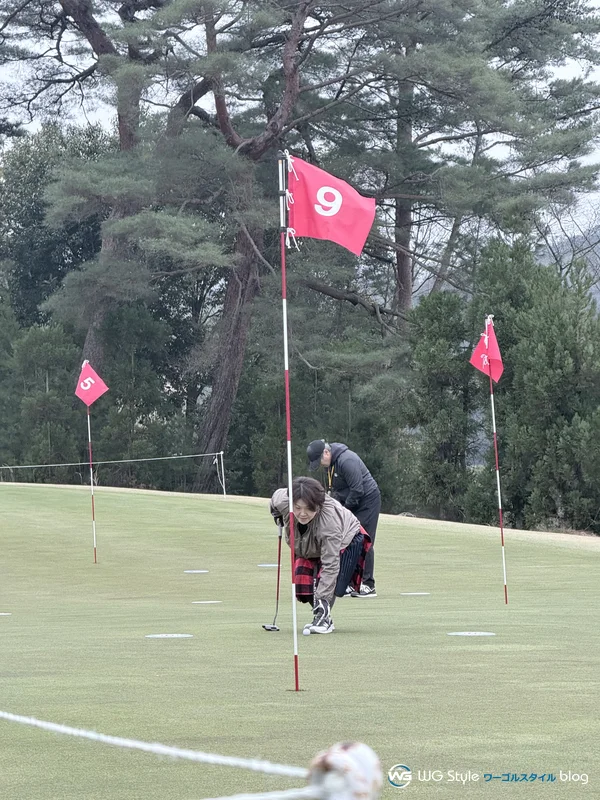 特設コースでパッティング練習をする参加者たち