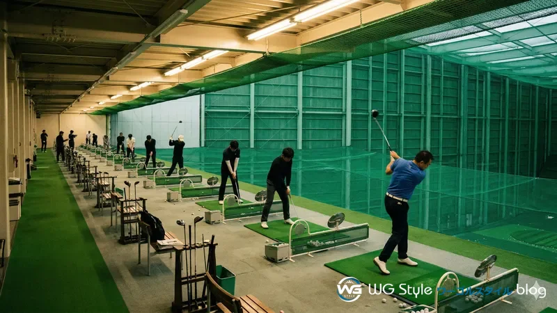 屋内ゴルフ練習場の複数の打席にそれぞれ1人ずつが独立して集中して練習している全景