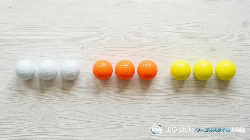 白いテーブルの上に白・オレンジ・黄色のゴルフボールが3球ずつ横並びに置かれ視認性の差が一目でわかる