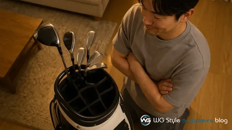 30代日本人男性が自宅で7本だけクラブを入れたゴルフバッグを見て納得している