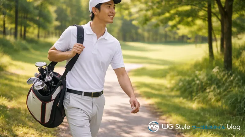 30代日本人男性がクラブを7本だけ入れた軽いキャディバッグを片手で担いでゴルフコースを歩いている