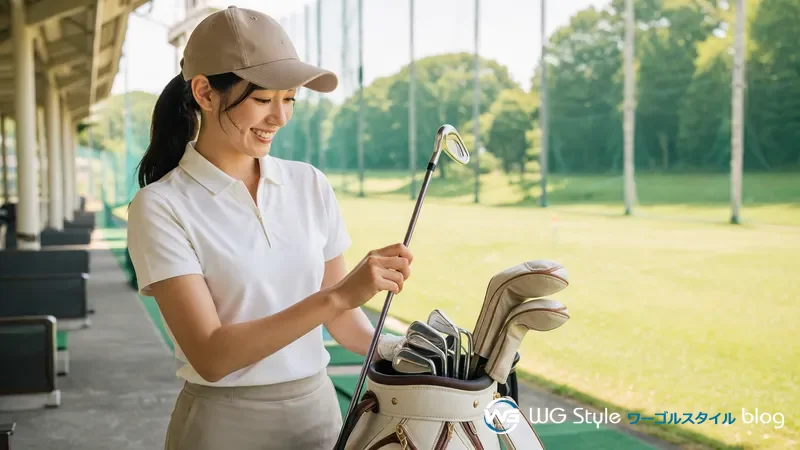 練習場でカラフルなレディース用キャディバッグからクラブを取り出す30代女性