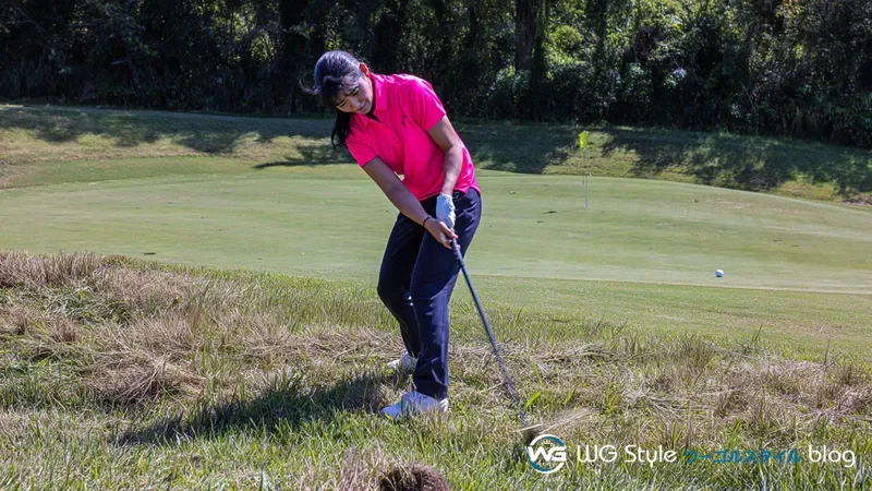 ラフからチッパーでアプローチしボールがグリーン上をピンに向かって転がっている場面