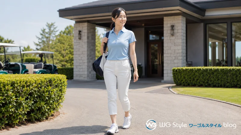 ゴルフ場のクラブハウス前で正しい服装をした女性ゴルファーが歩いている様子